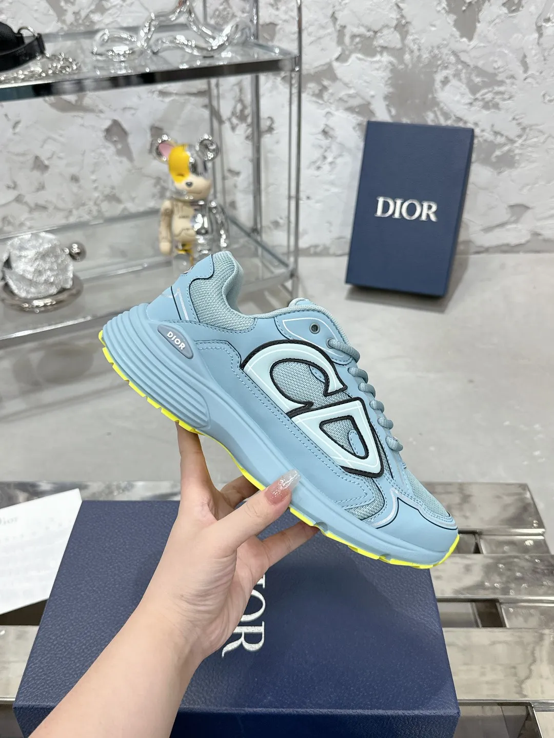 Men's men's shoes 💰600❤️❤️❤️High version Dior Dior's latest color matching B30 series reflective dad sneakers original 17380💰 purchased for development and production Brand new B30 sneakers Dad Shoes style shoes that follow the trend of the retro market The Dior logo on the tongue also indicates that this pair of shoes is the B30 model! B30 uses fine-textured leather and mesh cloth materials to form a shoe body. There are conspicuous letters CD on both sides of the shoe body to indicate identity. Many lines on the shoe body outline details to make the shoes look less monotonous and full of retro flavor. The delivery counter is exquisitely packaged🛍📦 ▪️Fabric: Original customized technical fabric + mesh ▪️Inner lining: Customized breathable lining ▪️Outsole: Original molded IP foam + TPU outsole ▪️Sole thickness: 3.5CM ▪️Size: Women’s size 35-40 / Men’s size 39-46